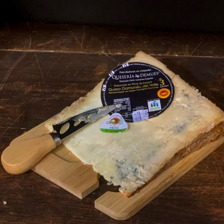 TABLA TIERRA ASTUR CON DOP GAMONÉU Y CUCHILLO DE CORTE Tablas de quesos