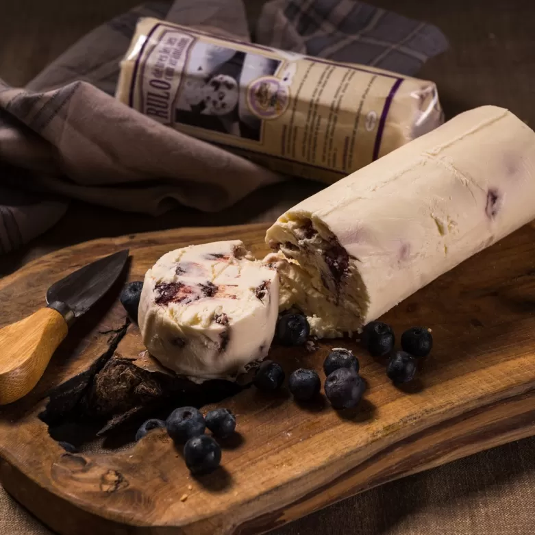 Tres leches cheese roll with blueberries