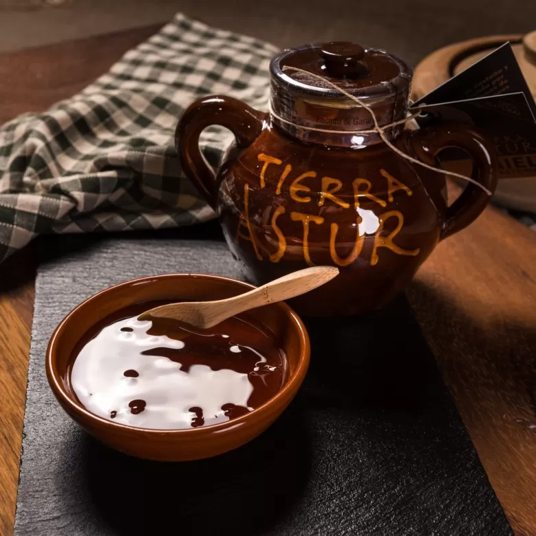 Multi-flowers honey in a clay pot