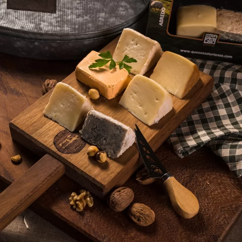 Table of 6 Asturian artisan cheeses