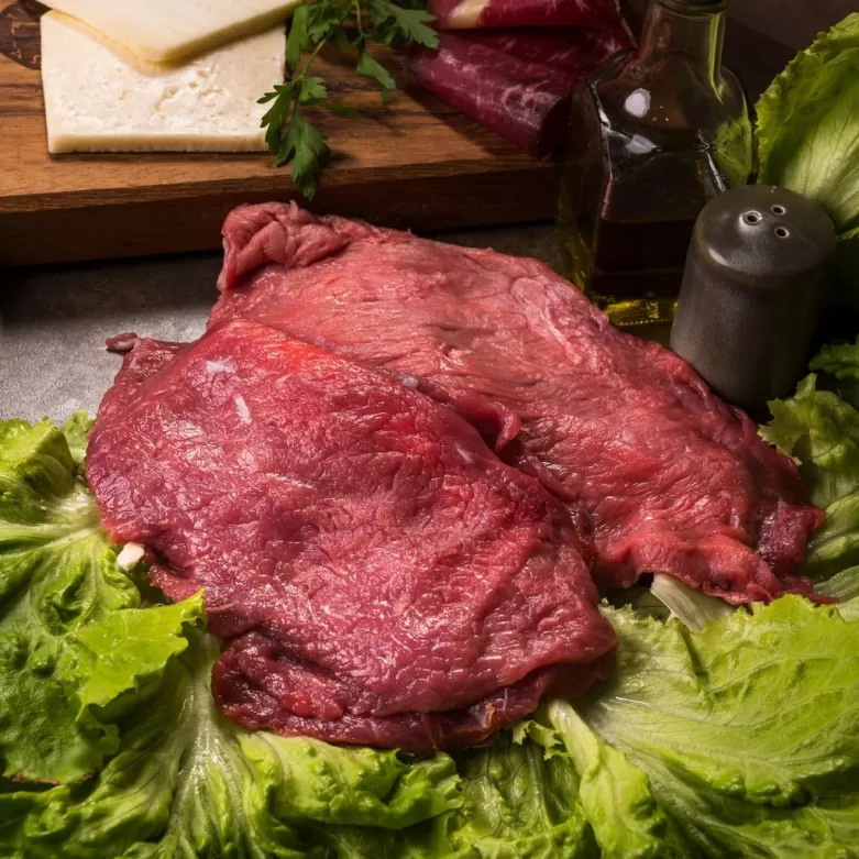 CACHOPO DE TERNERA I.G.P. ASTURIANA CON CECINA Y QUESO DE CABRA